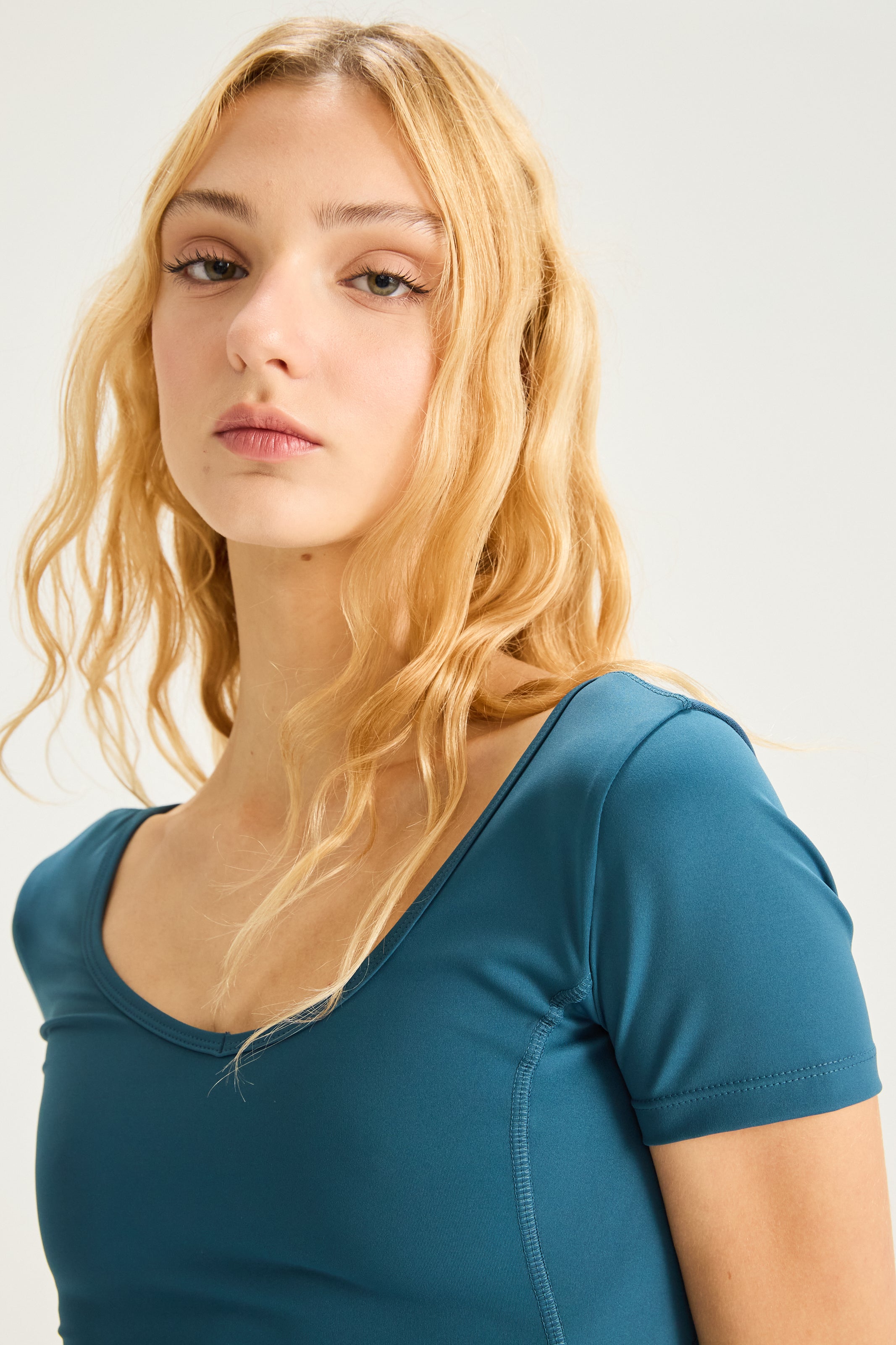 Remera V-Fit Slate - PureSkin® - Azul Vibrante